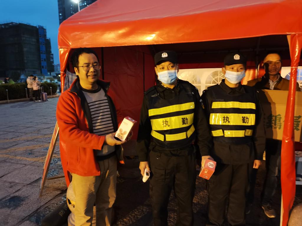 徐先祥老师向保安赠送“抗疫茶叶蛋”(受访者供图) 徐先祥老师向保安赠送“抗疫茶叶蛋”(受访者供图)