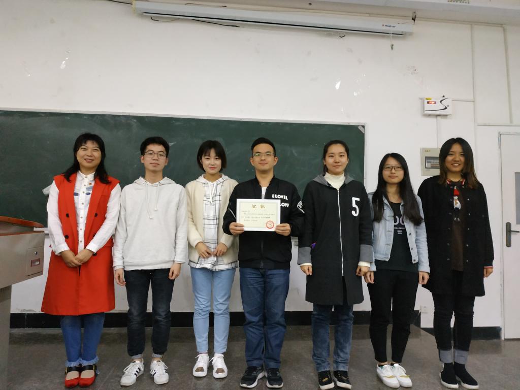 校团委副书记肖景川为支部获奖小组颁奖 校团委副书记肖景川为支部获奖小组颁奖